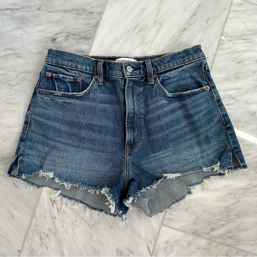 Abercrombie Curve Love High Rise Mom Short - Sz 30